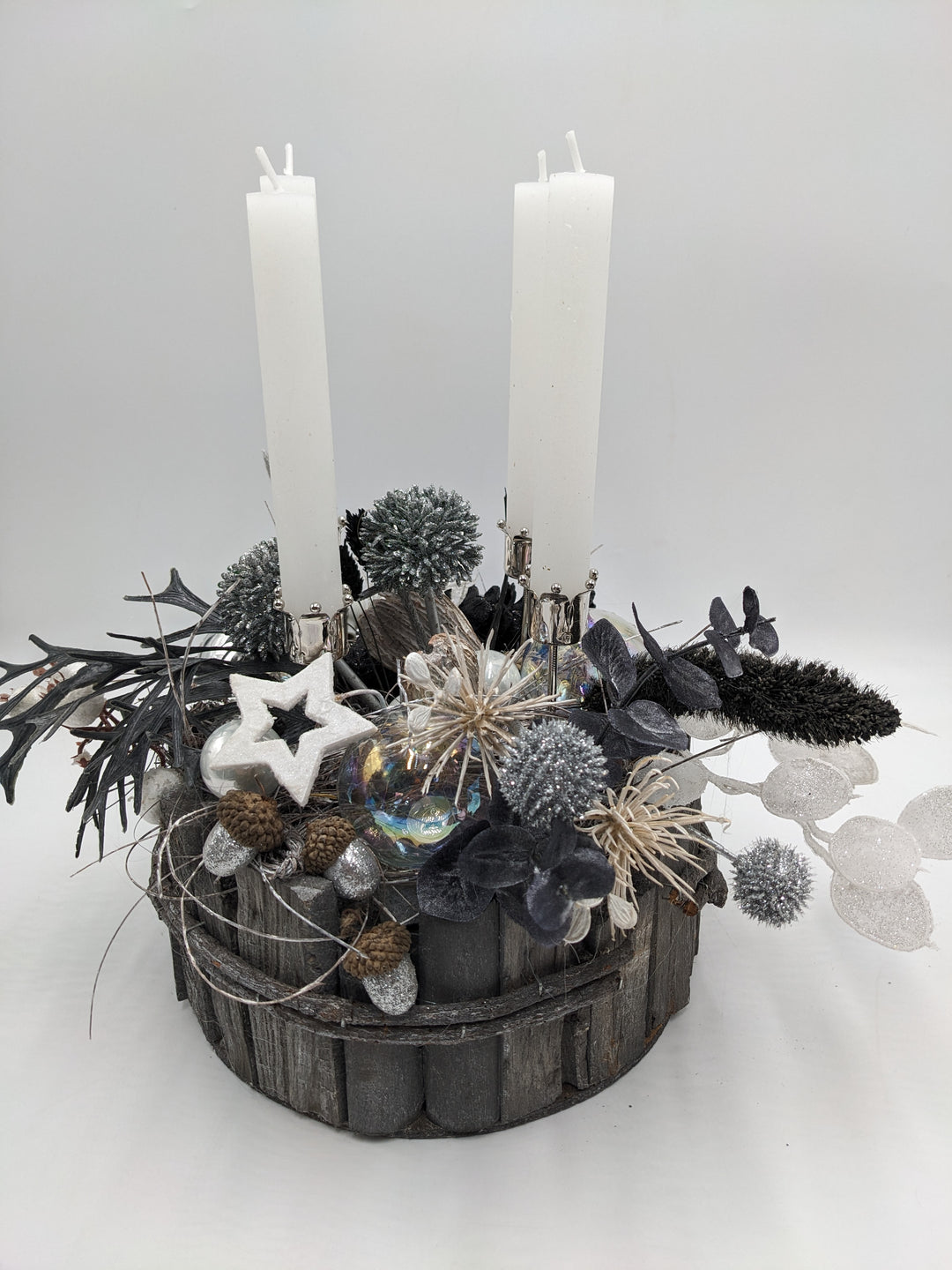 Adventsgesteck modern in Schwarz Weiß Silber mit Stern