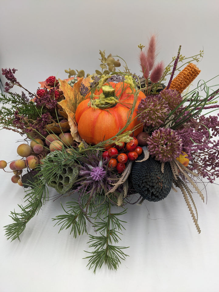 Herbstgesteck Kürbis Traube Laub orange