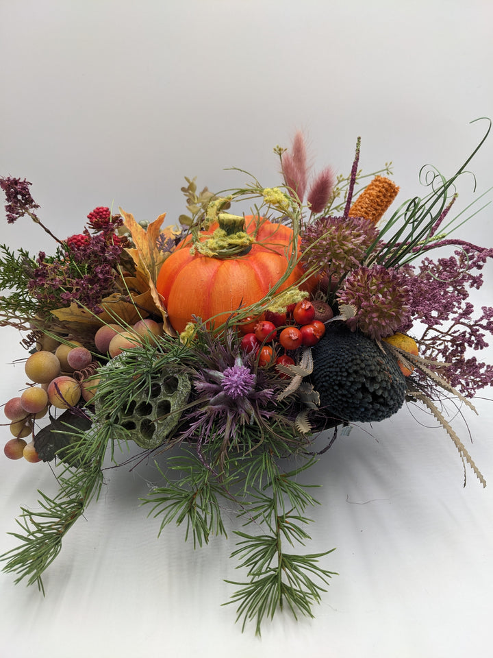 Herbstgesteck Kürbis Traube Laub orange