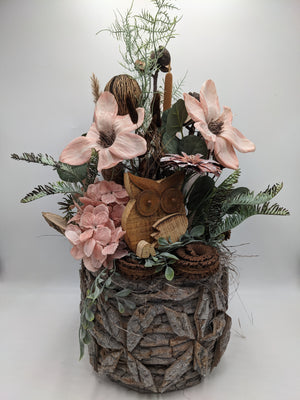 Herbstgesteck im Rindentopf mit apricotfarbenen Magnolien, Hortensien, Farn und Holzeule, 56 cm hoch