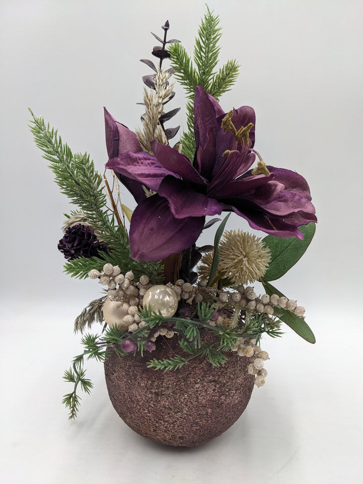 Weihnachtsgesteck Kugel Zapfen Amaryllis lila