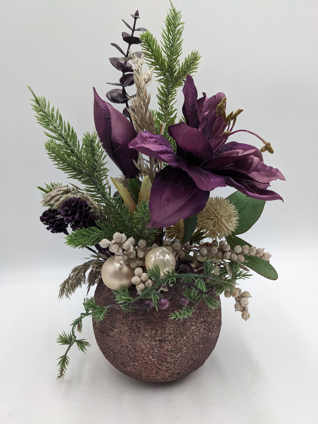 Weihnachtsgesteck Kugel Zapfen Amaryllis lila