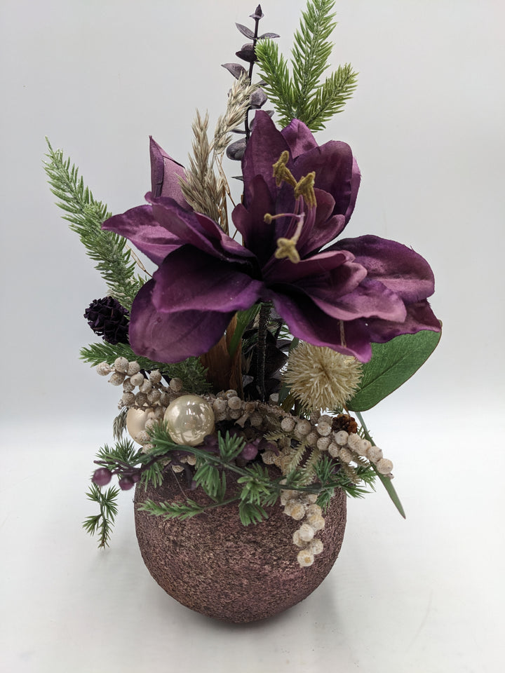 Weihnachtsgesteck Kugel Zapfen Amaryllis lila