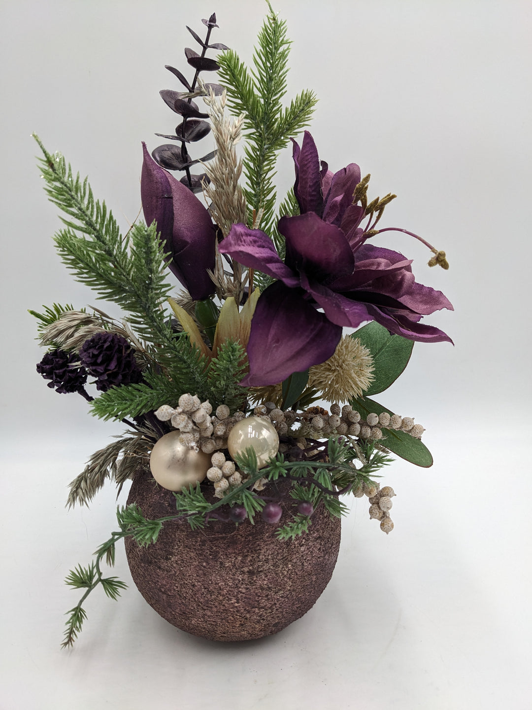 Weihnachtsgesteck Kugel Zapfen Amaryllis lila