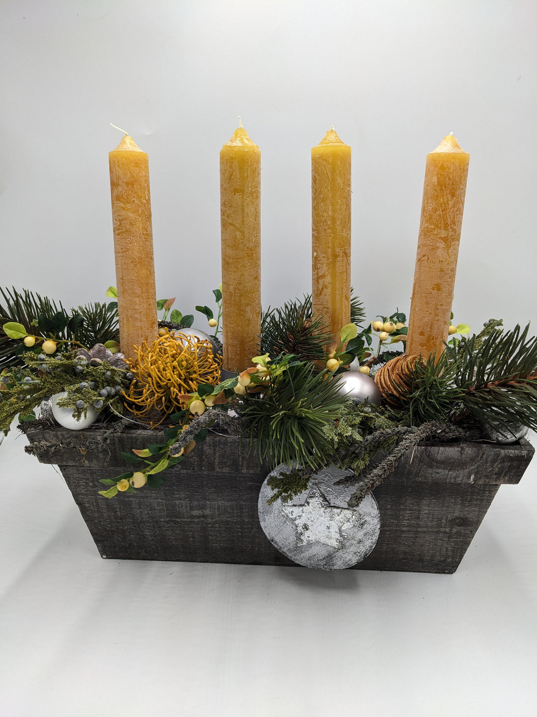 Adventsgesteck Holzkasten 4 Kerzen Kugeln Stern Zapfen ocker silber