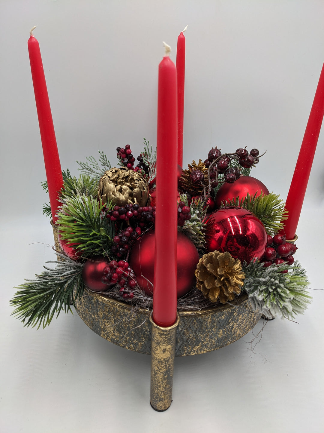 Adventsgesteck klassisch Kugeln Zapfen Beeren rot gold
