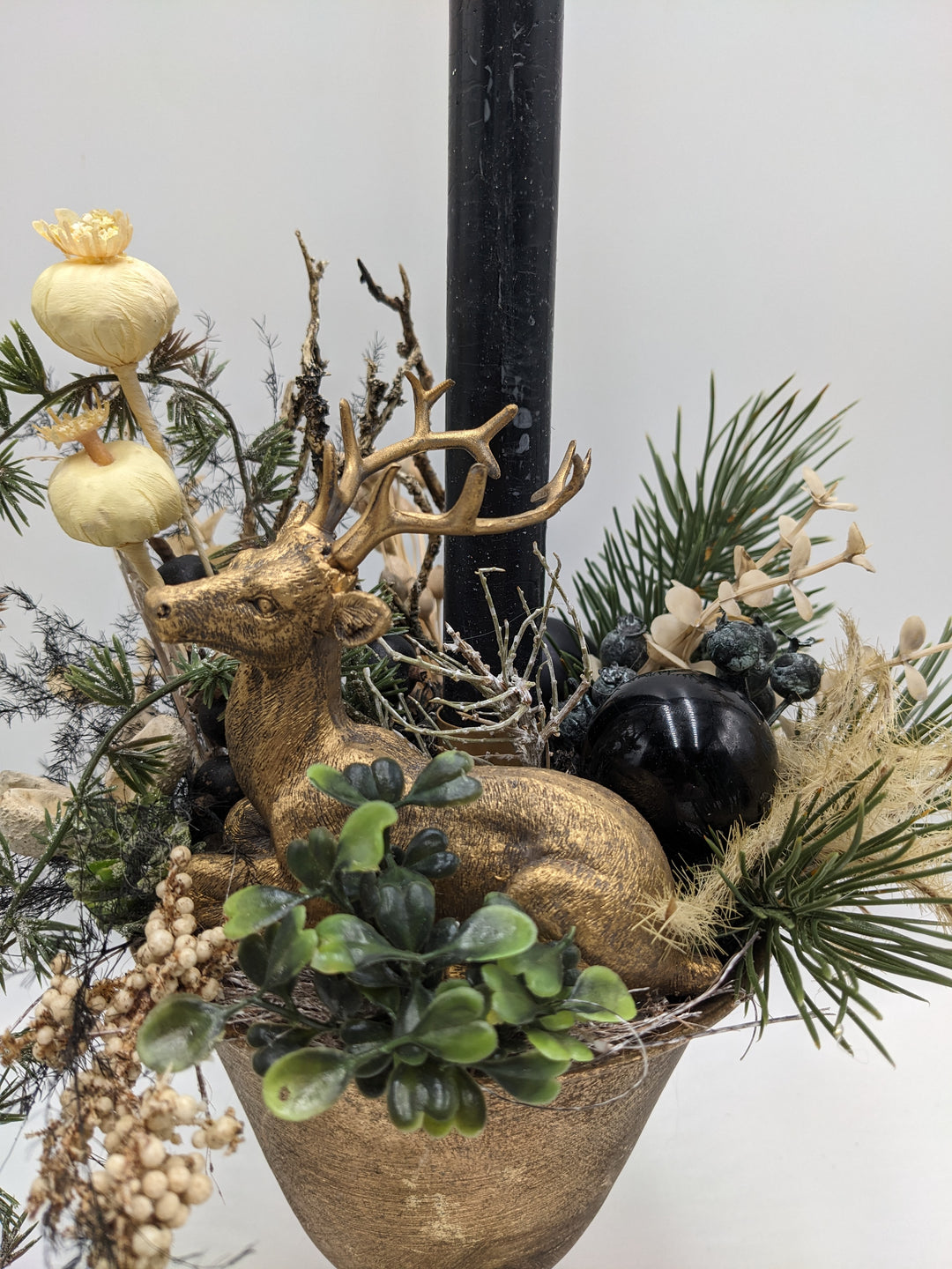 Weihnachtsgesteck Kugel Mohn Hirsch gold