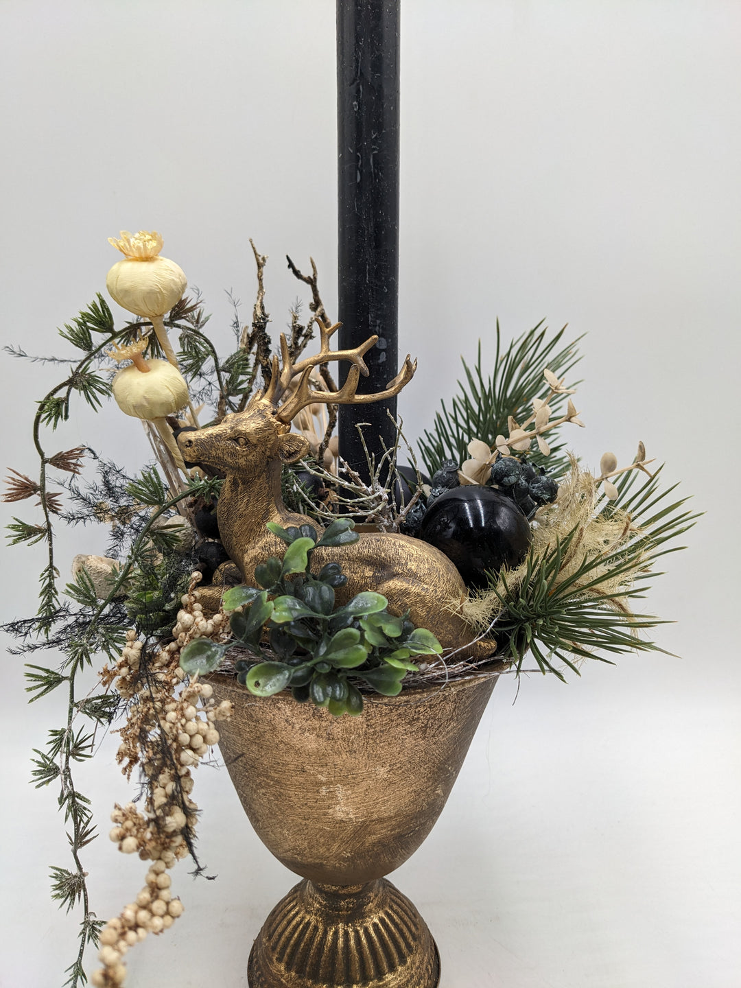 Weihnachtsgesteck Kugel Mohn Hirsch gold