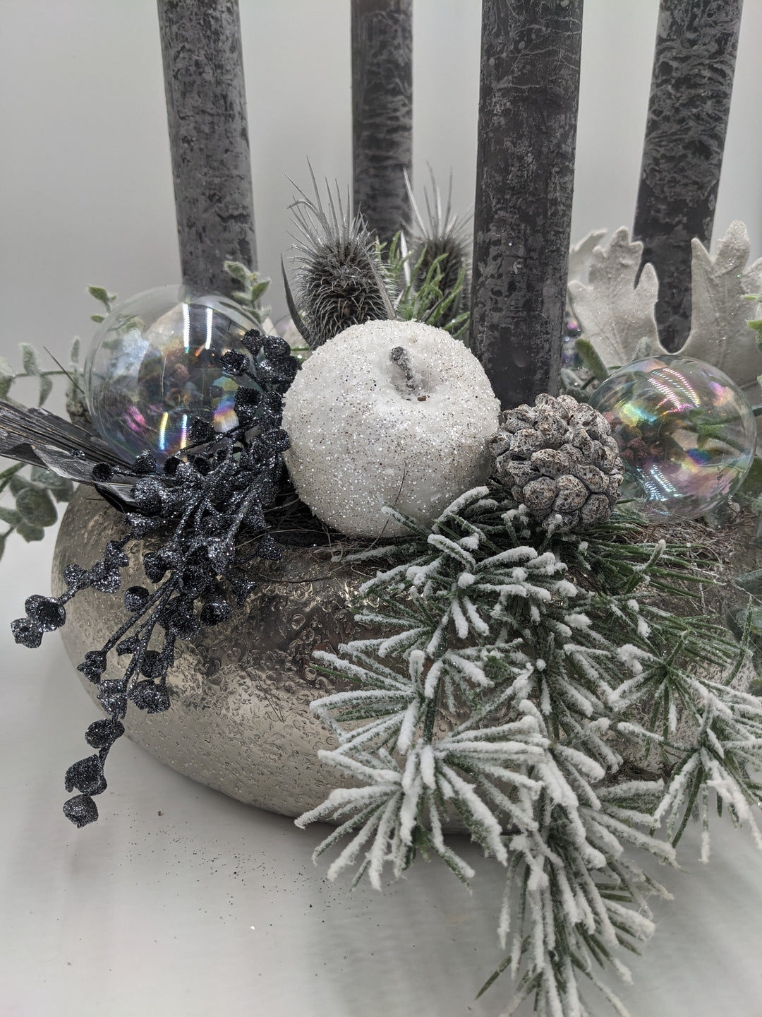 Weihnachtsgesteck modern Kerzen Kugel Apfel Distel silber grau