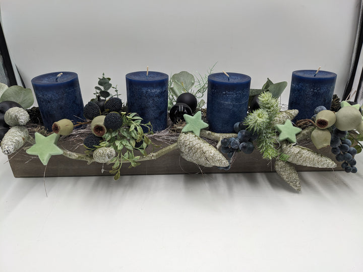 Weihnachtsgesteck Kugel Zapfen Beeren blau
