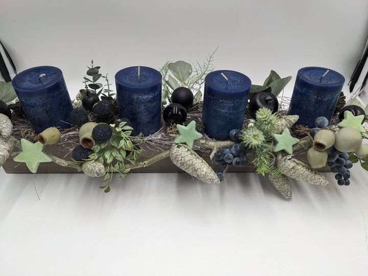 Weihnachtsgesteck Kugel Zapfen Beeren blau