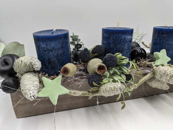 Weihnachtsgesteck Kugel Zapfen Beeren blau