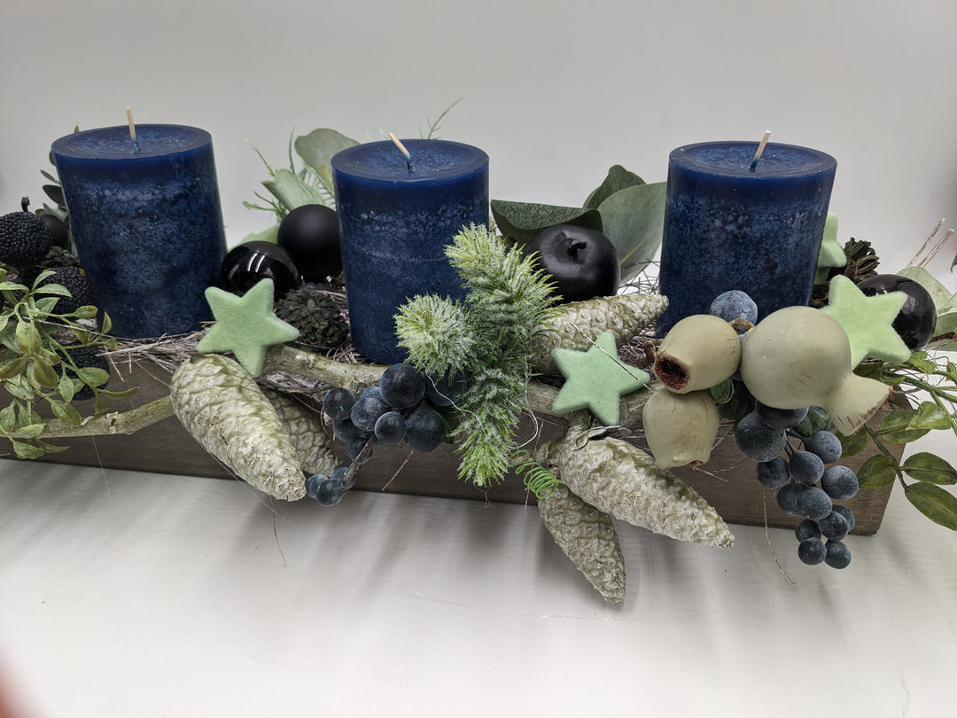 Weihnachtsgesteck Kugel Zapfen Beeren blau