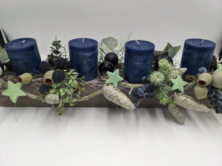 Weihnachtsgesteck Kugel Zapfen Beeren blau
