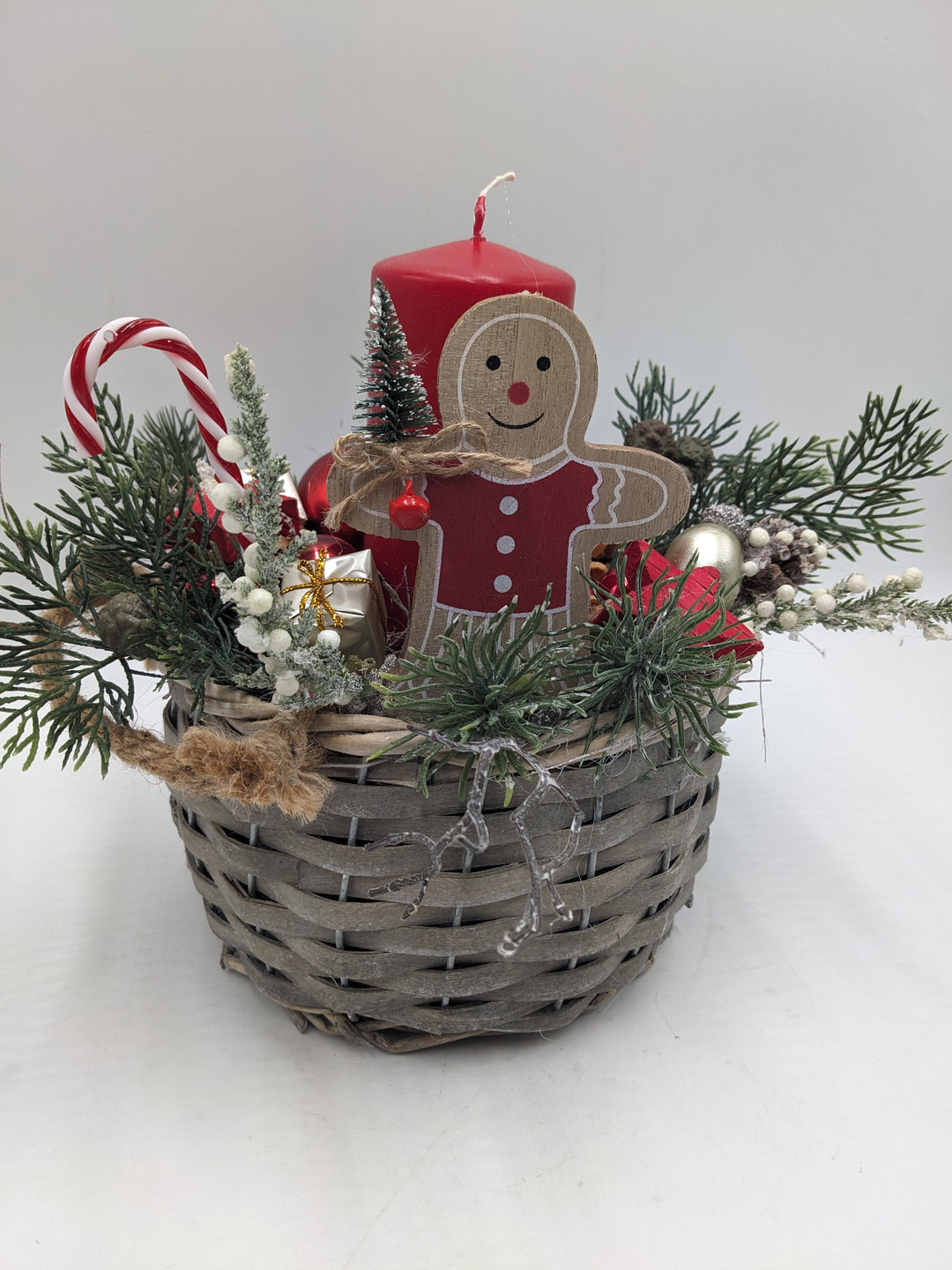 Weihnachtsgesteck Kugel Geschenk Lebkuchenmann rot