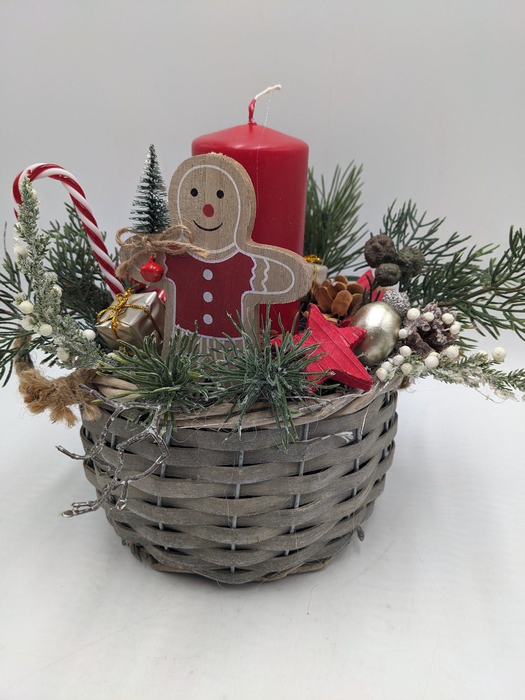 Weihnachtsgesteck Kugel Geschenk Lebkuchenmann rot