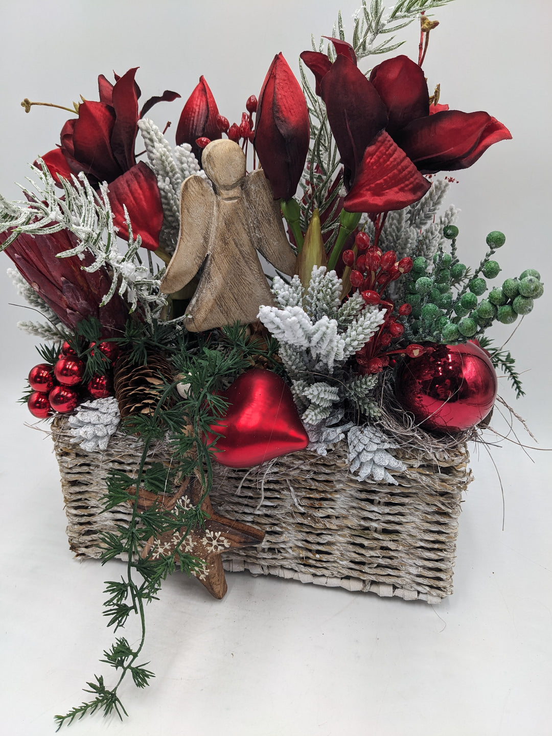 Weihnachtsgesteck Kugel Engel Amaryllis rot