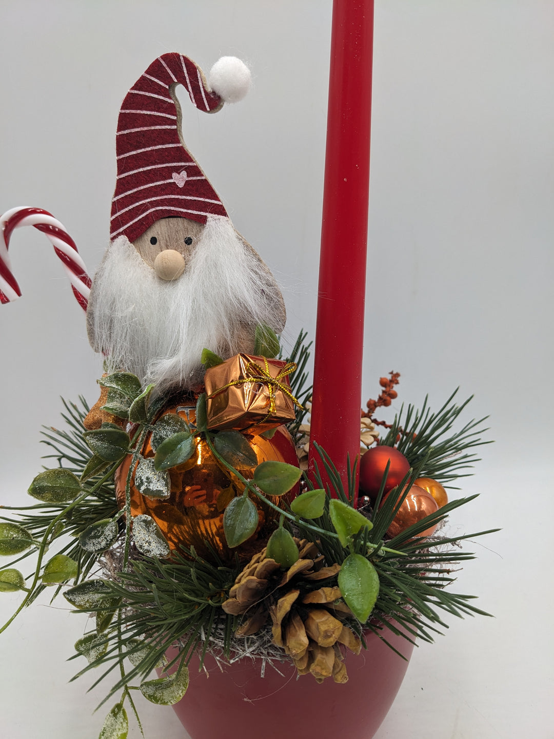 Weihnachtsgesteck Kugel Zuckerstange Wichtel rot