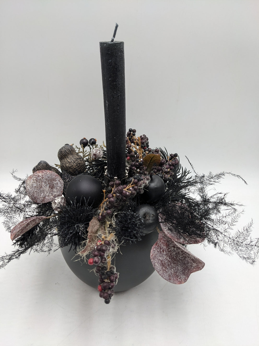 Weihnachtsgesteck Kugel Apfel Beeren schwarz