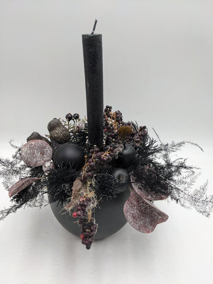 Weihnachtsgesteck Kugel Apfel Beeren schwarz