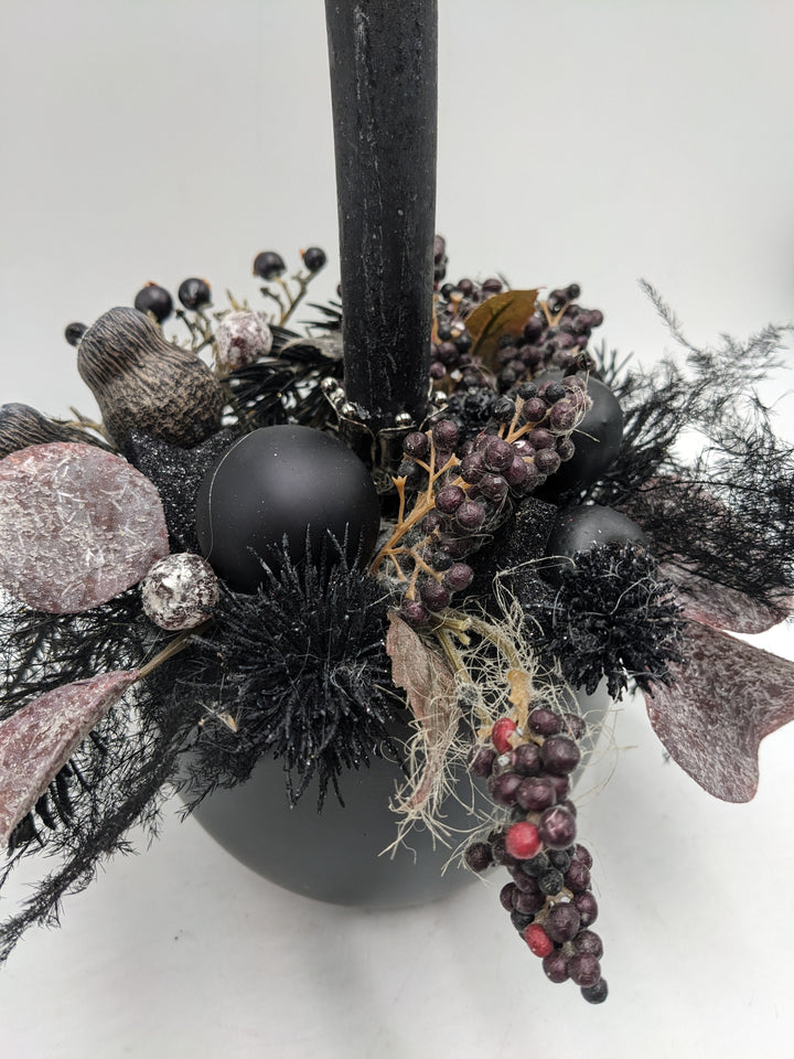 Weihnachtsgesteck Kugel Apfel Beeren schwarz