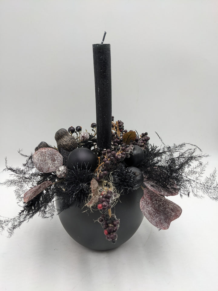 Weihnachtsgesteck Kugel Apfel Beeren schwarz