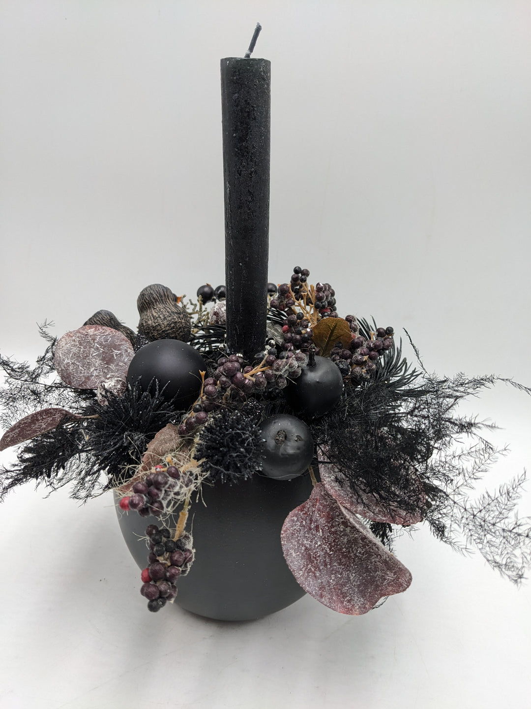 Weihnachtsgesteck Kugel Apfel Beeren schwarz