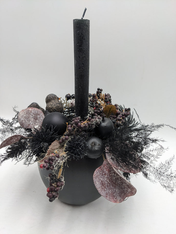 Weihnachtsgesteck Kugel Apfel Beeren schwarz