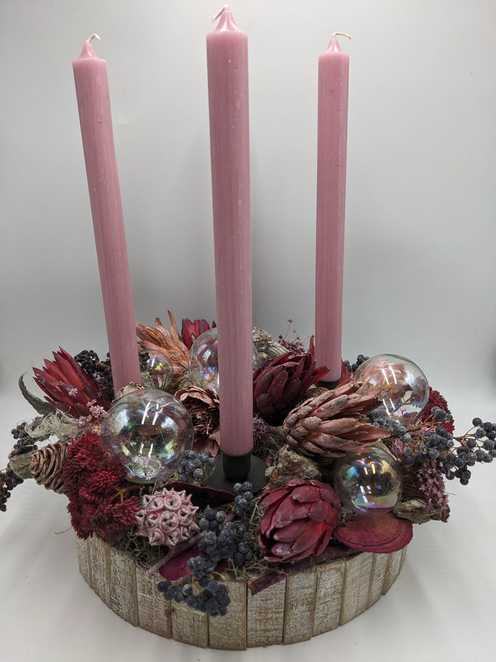 Weihnachtsgesteck modern Glaskugel Protea rosa