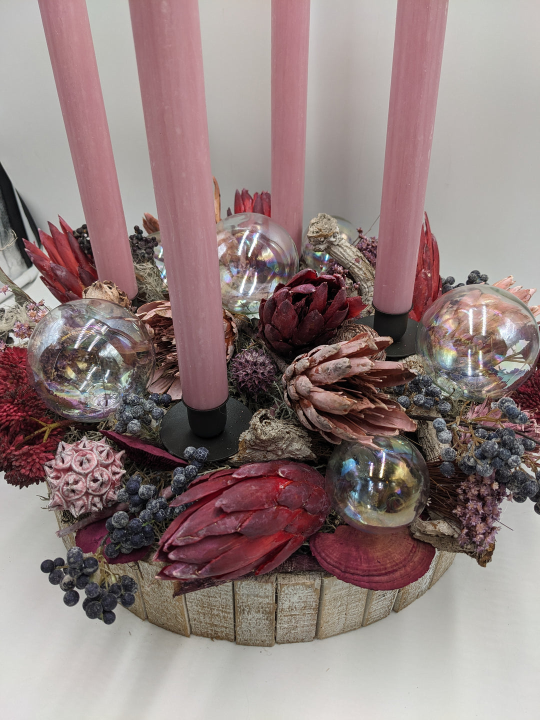 Weihnachtsgesteck modern Glaskugel Protea rosa