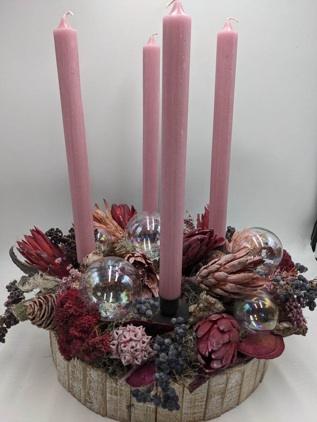 Weihnachtsgesteck modern Glaskugel Protea rosa