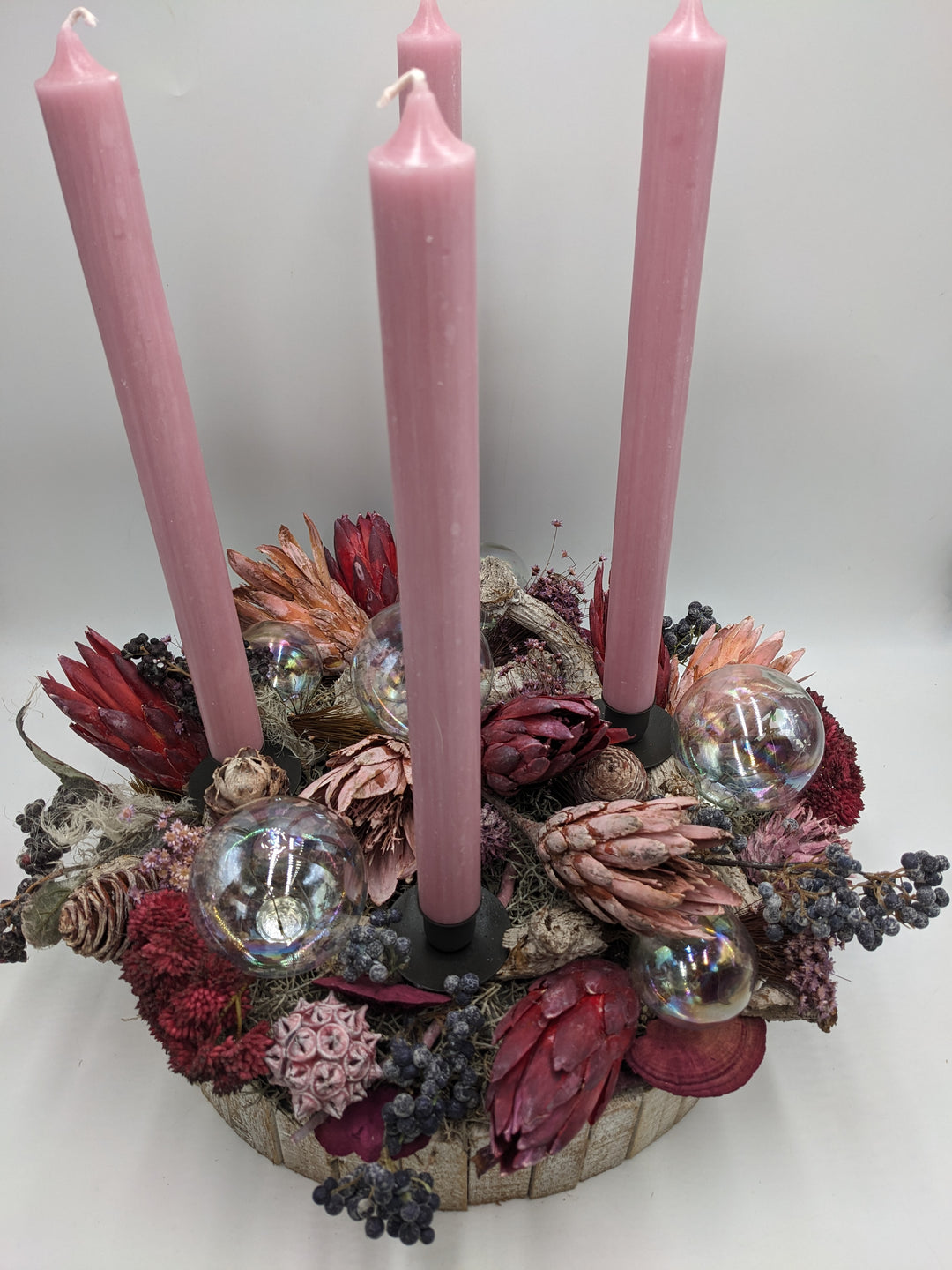 Weihnachtsgesteck modern Glaskugel Protea rosa