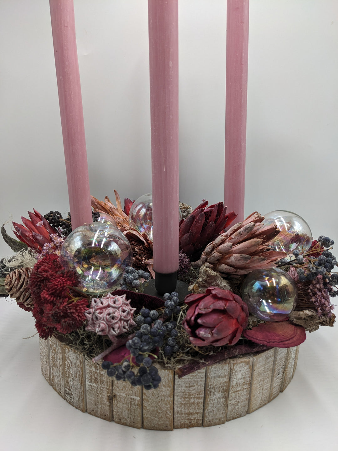 Weihnachtsgesteck modern Glaskugel Protea rosa