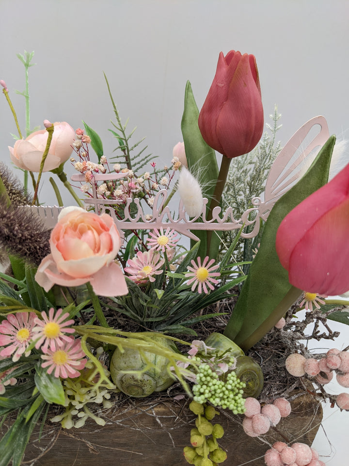 Frühlingsgesteck Schnecke Tulpe Ranunkel rosa