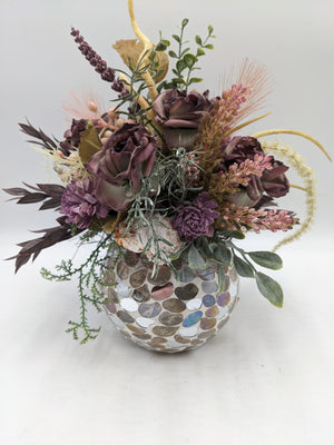 Sommergesteck mit altlila Rosen, rosa Federn und Eukalyptus in kugeliger Vase mit Spiegelmosaik