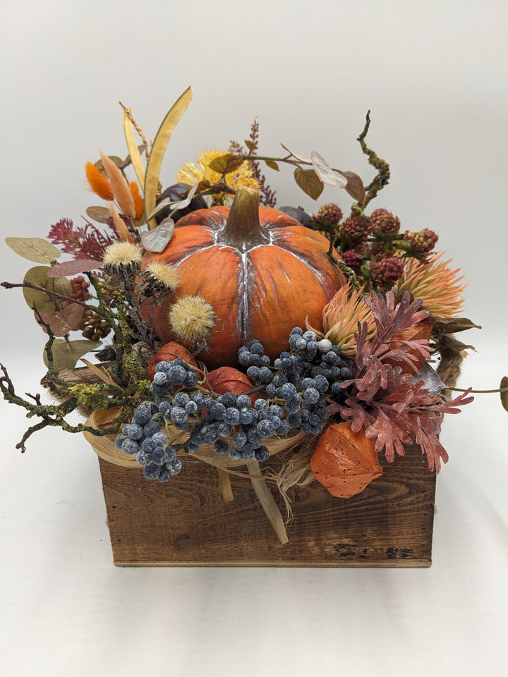 Herbstgesteck Kürbis Physalis Beeren orange
