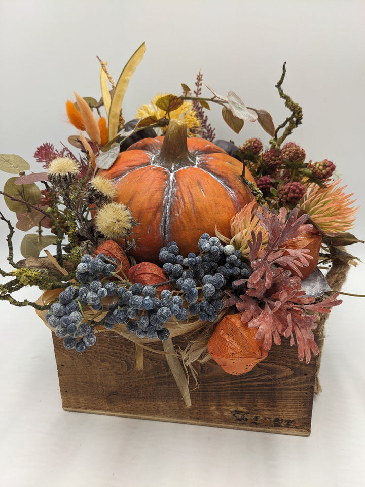Herbstgesteck Kürbis Physalis Beeren orange