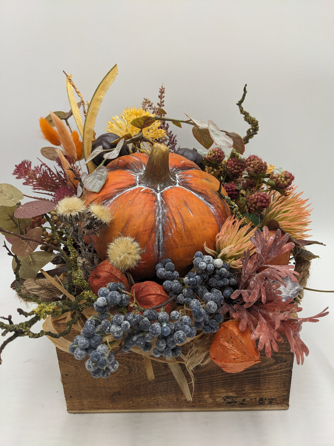 Herbstgesteck Kürbis Physalis Beeren orange