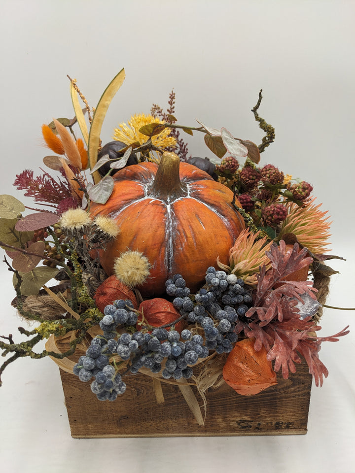 Herbstgesteck Kürbis Physalis Beeren orange