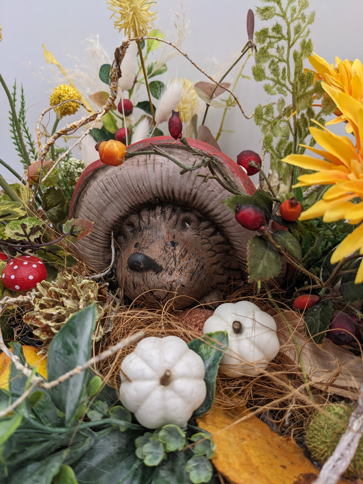 Herbstgesteck Igel Kürbis Pilz gelb