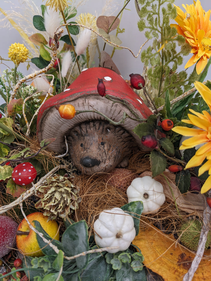 Herbstgesteck Igel Kürbis Pilz gelb