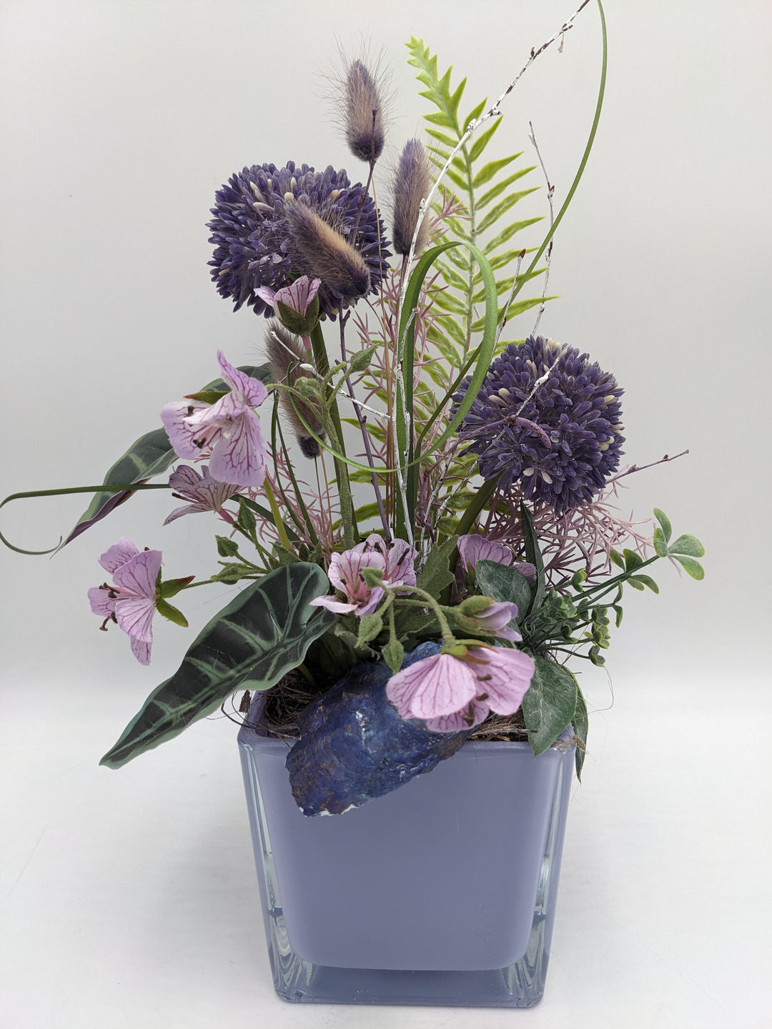Sommergesteck Allium Blüten Farn lila