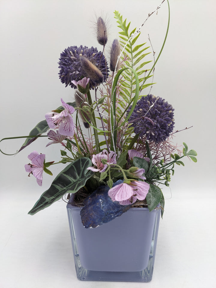 Sommergesteck Allium Blüten Farn lila