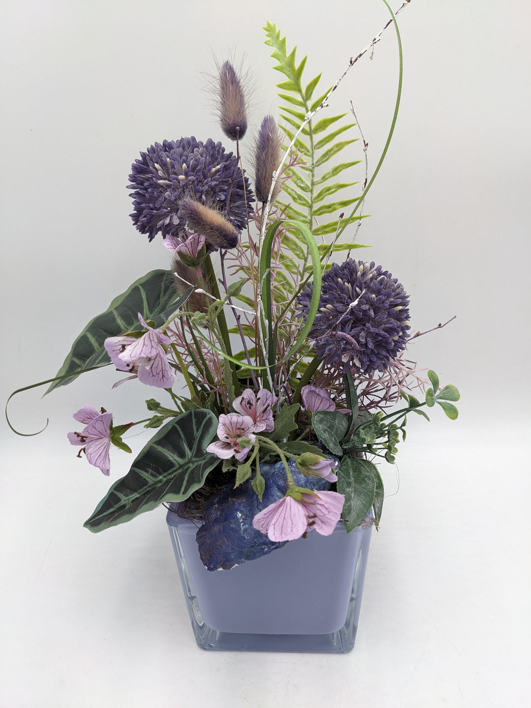Sommergesteck Allium Blüten Farn lila
