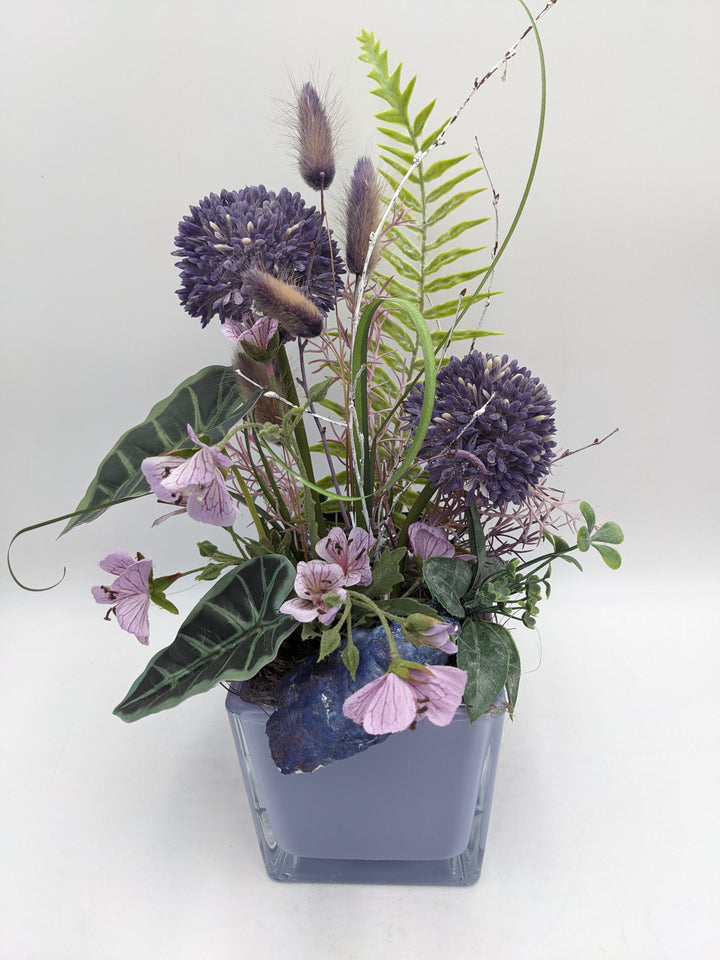 Sommergesteck Allium Blüten Farn lila