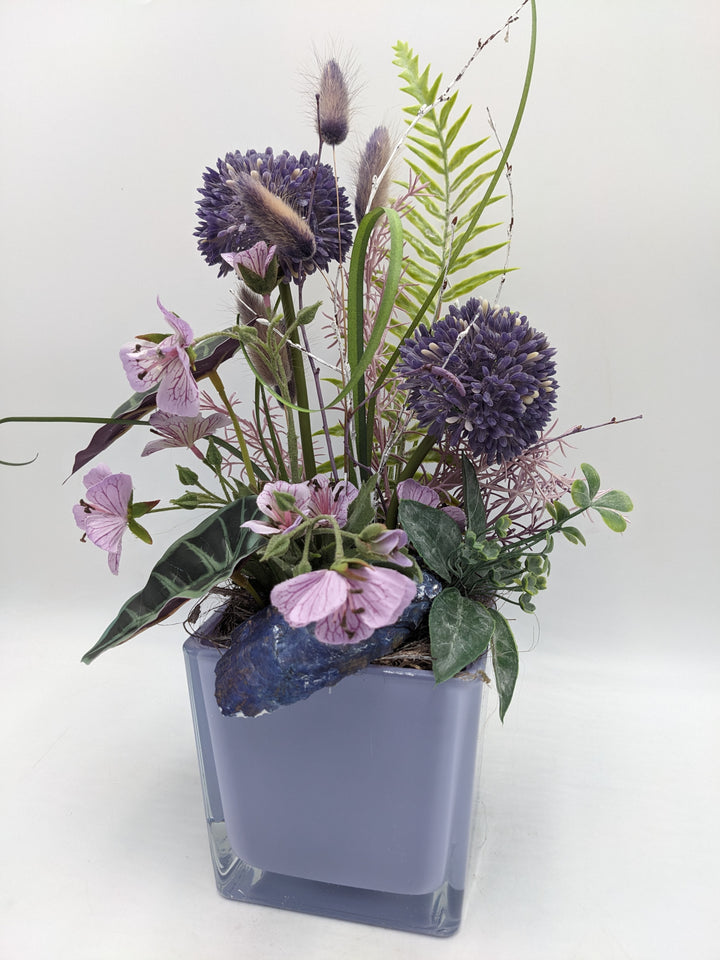Sommergesteck Allium Blüten Farn lila