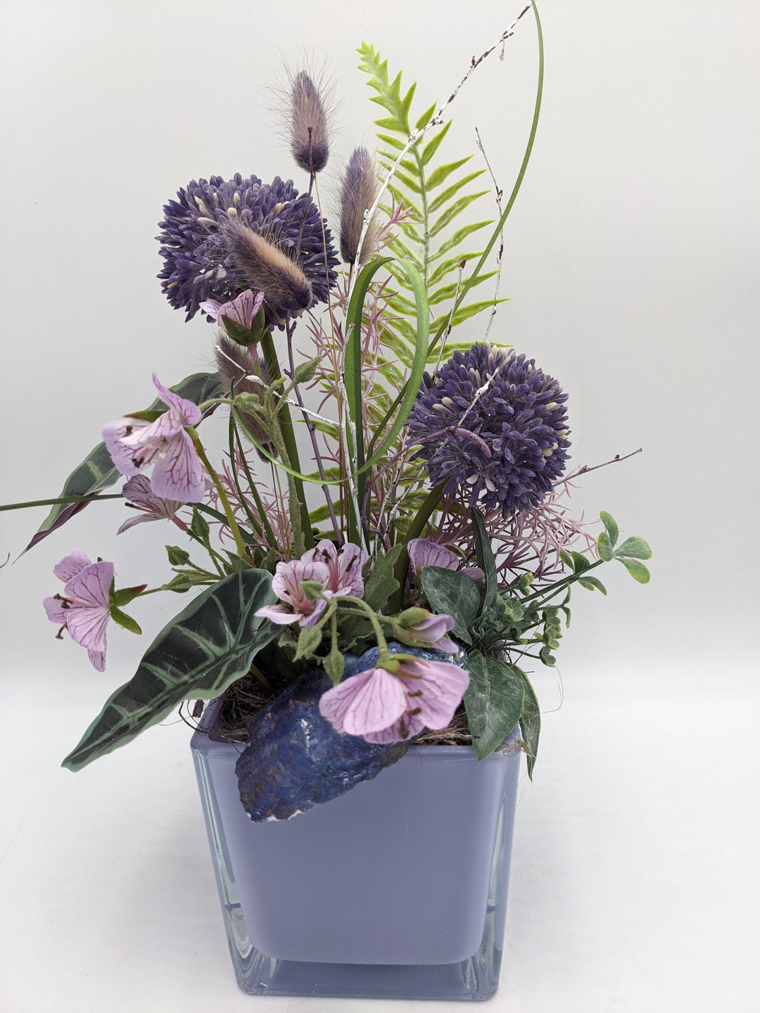 Sommergesteck Allium Blüten Farn lila
