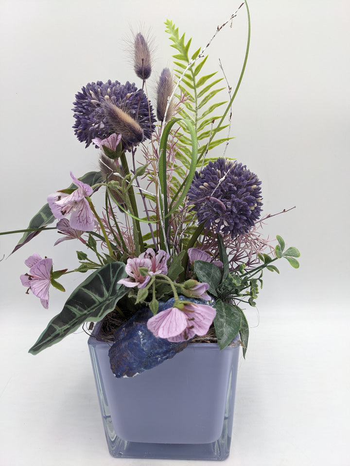 Sommergesteck Allium Blüten Farn lila