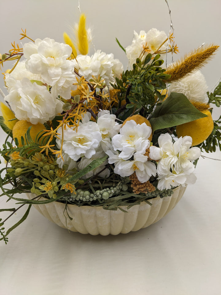 Sommergesteck Zitrone Kirschblüte gelb