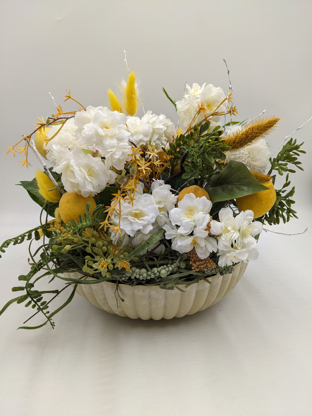 Sommergesteck Zitrone Kirschblüte gelb